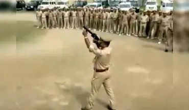 اتفاق خنده‎‌دار حین برگزاری مانور ضد شورش پلیس هند!