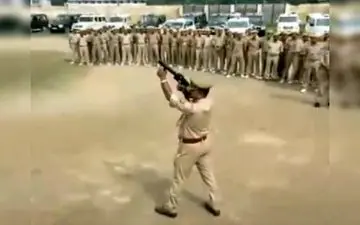 اتفاق خنده‎‌دار حین برگزاری مانور ضد شورش پلیس هند!