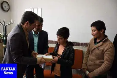 دلجویی مدیرکل آموزش و پرورش کرمانشاه از دانش آموزانی که منازلشان را آب گرفته است+ تصاویر