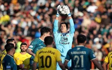  تأخیر در آغاز نیمه دوم دیدار شمس آذر - سپاهان با اعتراض طلایی‌پوشان 