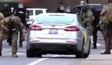 حمله افسران پلیس آمریکا با چاقو به خودروهای معترضان + فیلم