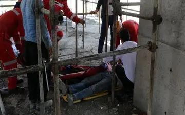 سقوط کارگر نصاب داربست از طبقه ششم یک ساختمان در حال احداث در مشهد