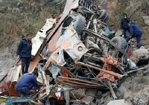 سقوط اتوبوسی به دره ؛ ۱۹ نفر کشته و ۲۵ تن زخمی شدند