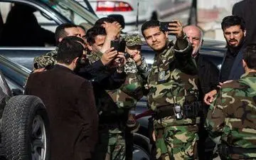 عکس/ سلفی پاسدارها با فرزند شهید حججی