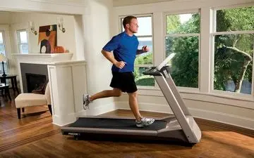 دویدن بر روی تردیمل بهتر است یا دویدن در فضای بیرون منزل؟