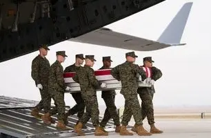 لحظه تحویل اجساد کشته شده ارتش آمریکا در حمله هوایی ایران به پایگاه آمریکا در کویت + ویدئو