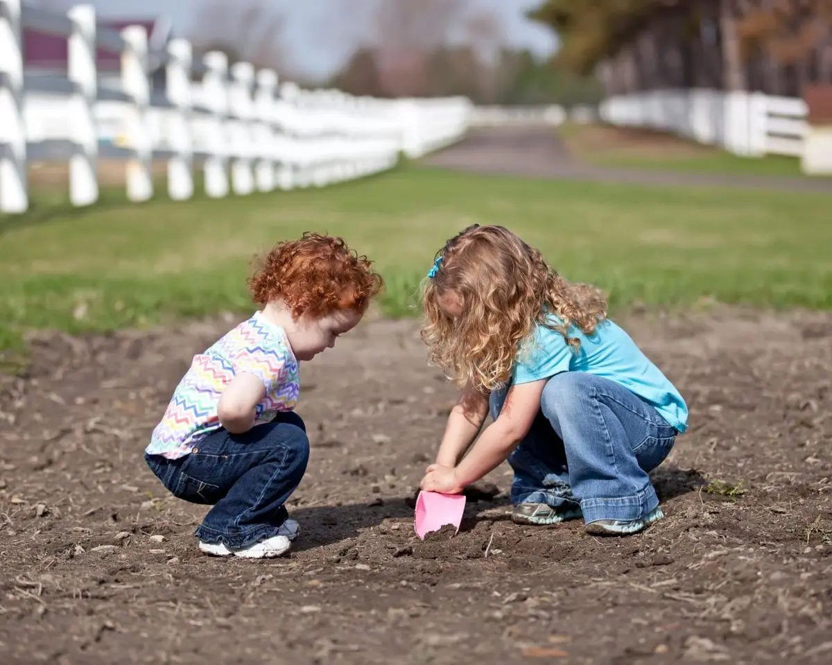خاک‌بازی برای کودکان مفید است یا مضر؟