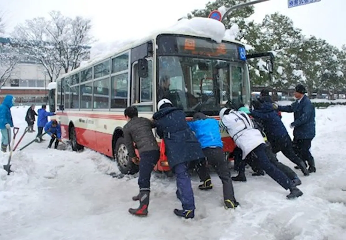 برف سنگین در ژاپن مردم را غافلگیر کرد