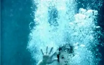 پدر بی رحم دختر ۷ ماهه خود را داخل استخر غرق کرد