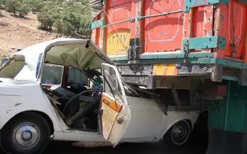 یک کشته و ۶ زخمی در تصادف کامیون و پیکان در  محور صحنه



