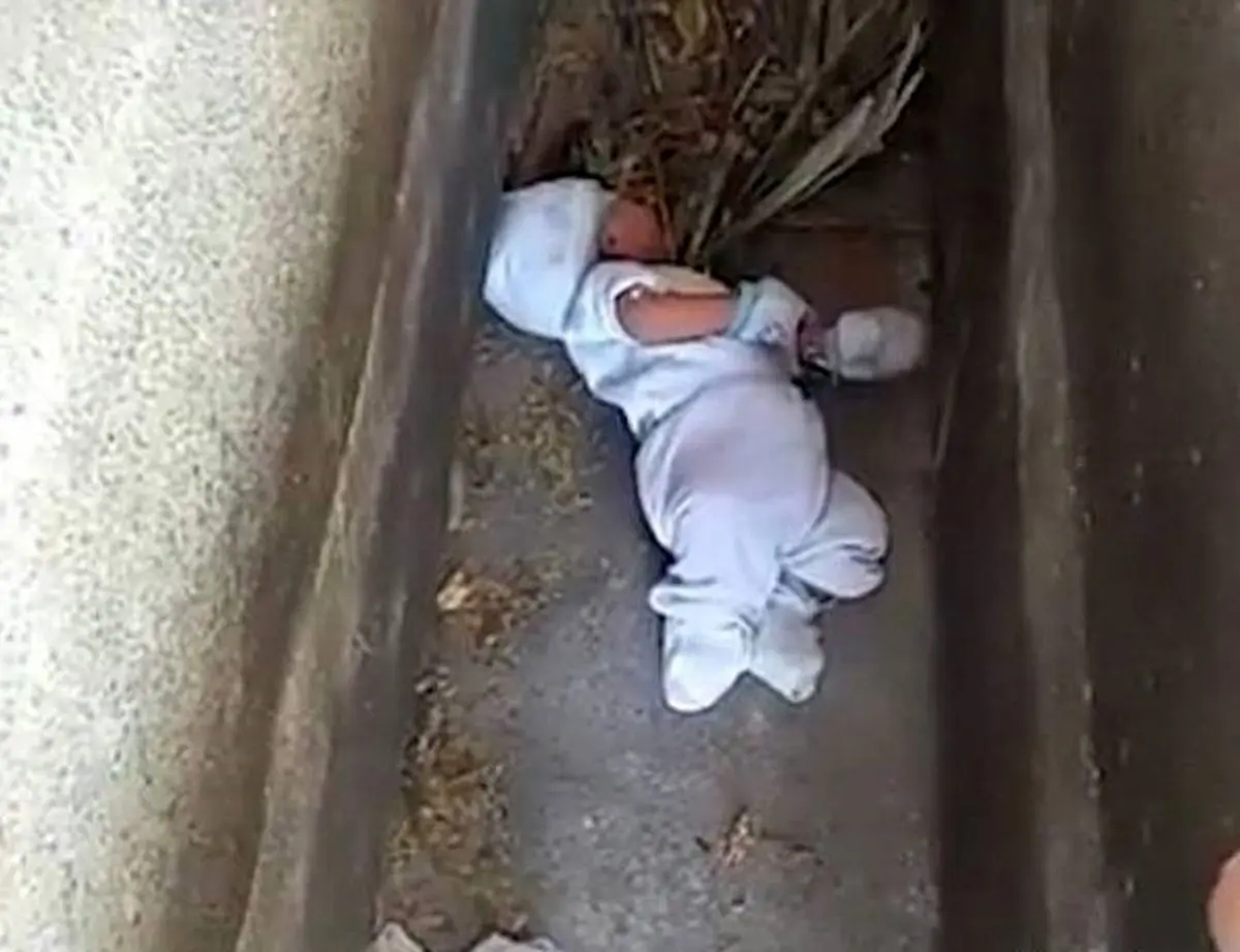 کشف نوزاد 2 ماهه از داخل قبر خالی + عکس