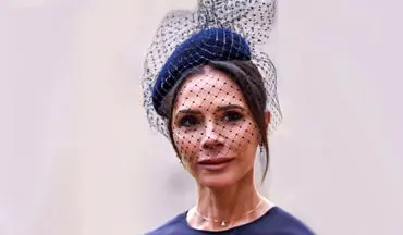 درس مد از ویکتوریا بکهام: استایلی مینیمال با دامن چرم و کت بلیزر اورسایز