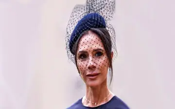 درس مد از ویکتوریا بکهام: استایلی مینیمال با دامن چرم و کت بلیزر اورسایز