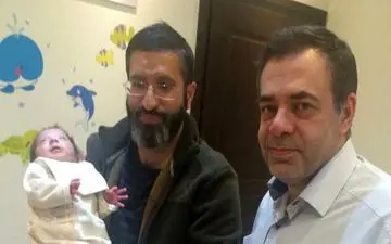 کوچکترین نوه رهبر انقلاب در آغوش پدر! + عکس