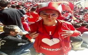 دختر پرسپولیسی که موفق شد وارد استادیوم آزادی شود/عکس