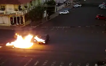 آتش گرفتن موتورسوار پس از تصادف + فیلم