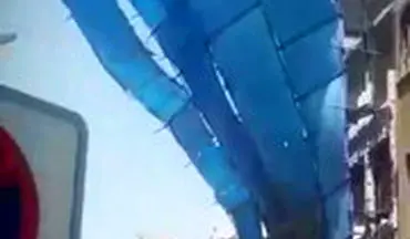 سقوط داربست‌ فلزی‌ ساختمان چند طبقه در بازار ته‌لنجی‌ آبادان
