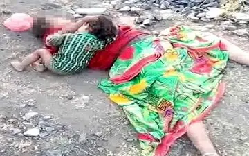 کودک هندی از مادر متوفای خود شیر می نوشید! +عکس