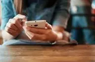 آیا گوشی شما واقعاً در حال شنود است؟ واقعیت پشت تبلیغات عجیب بعد از مکالماتتان
