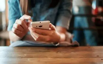 آیا گوشی شما واقعاً در حال شنود است؟ واقعیت پشت تبلیغات عجیب بعد از مکالماتتان