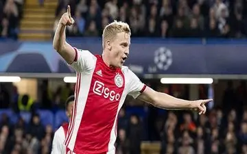 منچستر یونایتد به دنبال خرید هافبک آژاکس آمستردام 