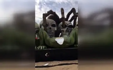  عربستانی‌های خشمگین مجسمه‌های زشت هالوین را شکستند