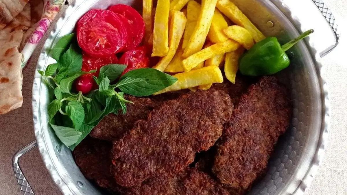 طرز تهیه شامی کباب مجلسی؛ راز طعم منحصر به فرد با سس گوجه فرنگی