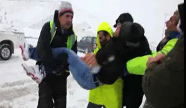 نجات جوان گرفتار شده در برف توسط نیروهای اورژانس + فیلم