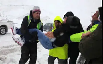 نجات جوان گرفتار شده در برف توسط نیروهای اورژانس + فیلم