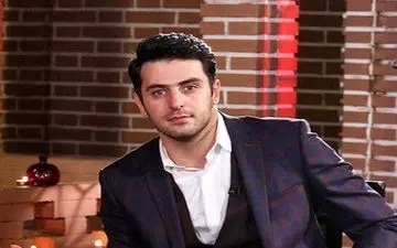  ژست خاص مجری مشهور در حال عکاسی