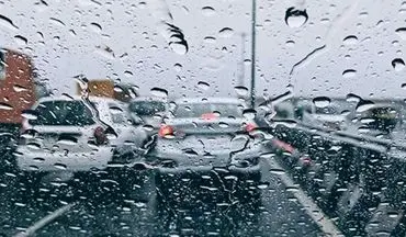 ترافیک پر حجم در بزرگراه‌های تهران همزمان با بارش باران