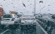 ترافیک پر حجم در بزرگراه‌های تهران همزمان با بارش باران