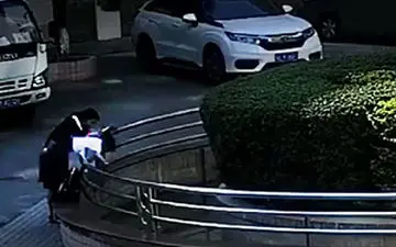 سقوط دختربچه خردسال به داخل استخر در حضور مادرش