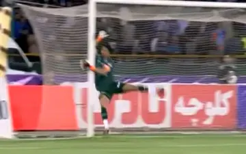 ویدئو | برخورد حسینی گلر استقلال به تیر دروازه