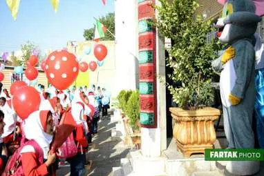 شور و اشتیاق فرشتگان مهرآفرین دبستان مهر آذین در اولین روز مهر 