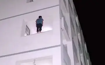 نجات دادن جان یک نوجوان با لگد!