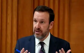 سناتور آمریکایی: ترامپ با دروغ‌گویی درباره ایران، آمریکا را به جنگی غیرقانونی می‌کشاند