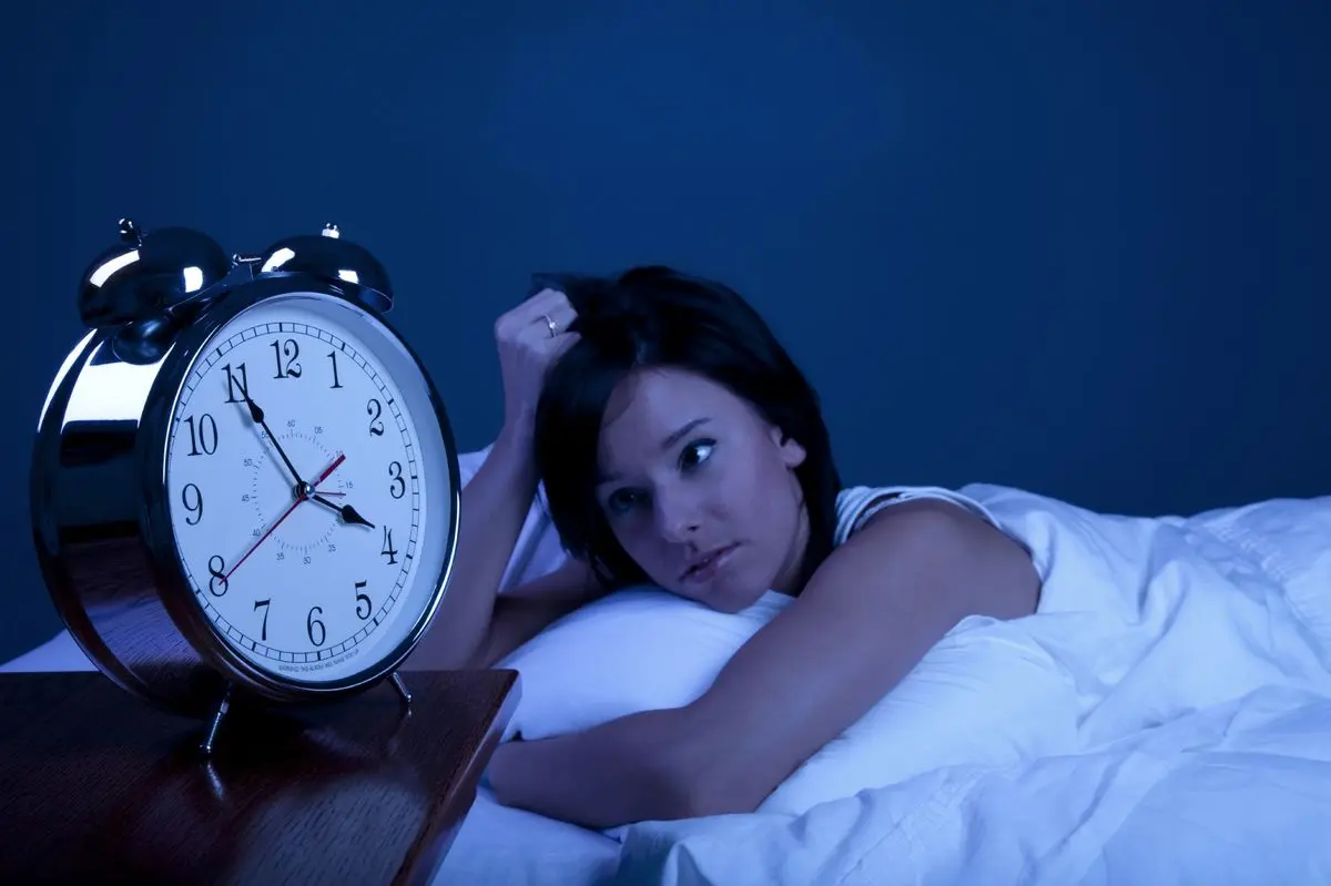 زنها چرا و برابر مردان دچار بی خوابی می‌شوند/ علت چیست؟