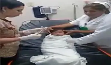 خارج کردن سکه از گلوی کودک توسط پزشک زبردست + فیلم