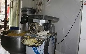 قطع ۴ انگشت پسر ۱۶ ساله توسط چرخ‌گوشت +عکس