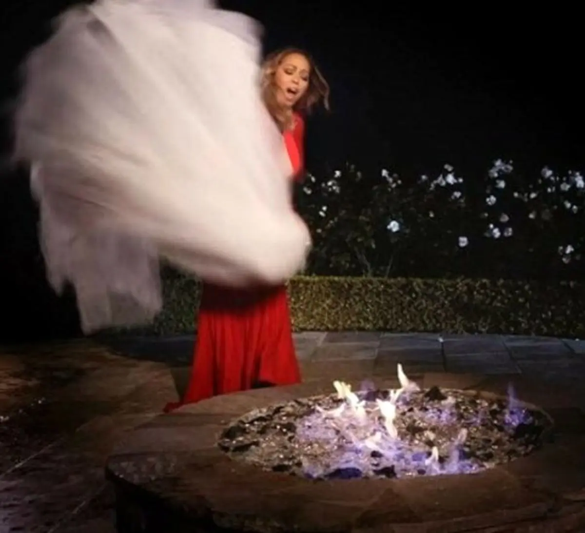 خواننده زن لباس عروسی میلیاردی‌اش را آتش زد! +عکس