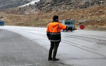 تمامی محورهای اصلی و شریانی استان کرمانشاه باز است/ تمام جاده‌ها و گردنه‌های استان لغزنده است

