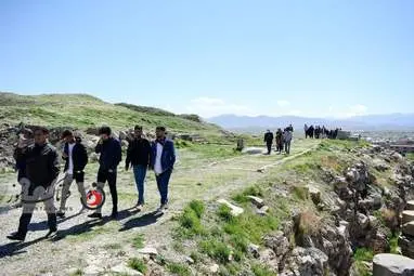 گزارش تصویری بازدید سفیران صلح جهانی نوروز ازآثار باستانی استان کرمانشاه