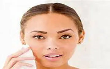 پاک کردن لکه‌های صورت با یخ | با این یخ لکه‌های صورت را سه روزه از بین ببرید