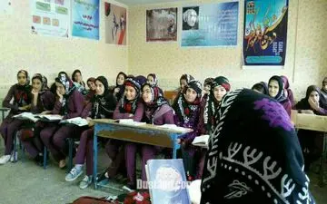 پوشش متفاوت یک معلم و شاگردانش + عکس