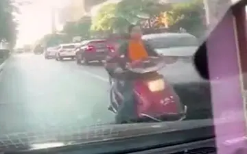 تصادف دلخراش موتور با کامیون به دلیل خلاف رفتن در خیابان + فیلم