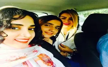 خوشگذرانی الهه حصاری به همراه خواهر و مادرش + عکس