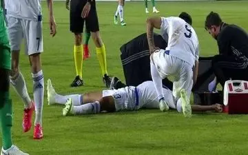 ملی‌پوش فوتبال در حین بازی بیهوش شد + عکس