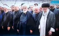 رهبر انقلاب بر پیکر رئیس‌جمهور شهید و همراهان ایشان نماز اقامه کردند

