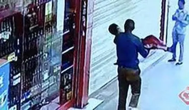 لحظه ربوده شدن پسر خردسال در مقابل سوپرمارکت+فیلم